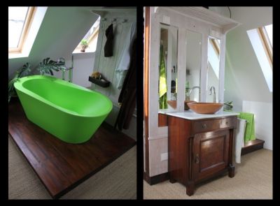 Abbildung: Eine moderne, freistehende Badewanne kombiniert mit antiken Möbeln