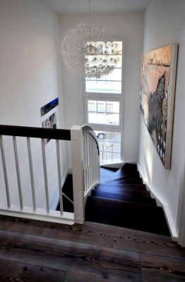 Abbildung: Ein lichtdurchfluteter Treppenraum wird zur Bildergalerie