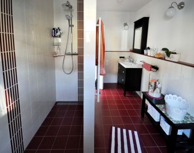 Abbildung: Badezimmer mit bequemer, bodengleicher Dusche