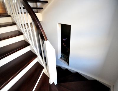 Abbildung: Eine moderne Holzwangentreppe verbindet die Ebenen