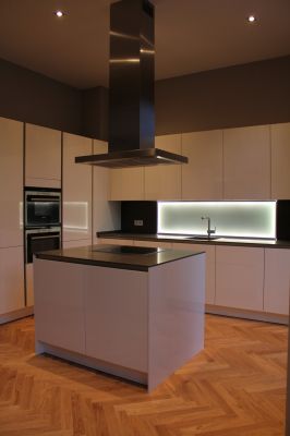 Abbildung: Eine moderne Einbauküche im sanierten Altbau