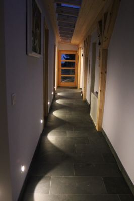 Abbildung: Lichtakzente durch Orientierungsleuchten im Sockelbereich