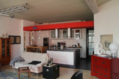 Abbildung: Sichtbare Betondecken, Industrieparkett und Raumhöhe - ein Lebensraum.