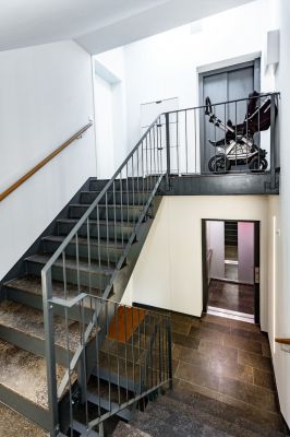 Abbildung: moderne Treppenräume im Mehrfamilienhaus