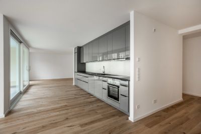 Abbildung: eine lichtdurchflutete Mietwohnung mit Einbauküche