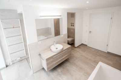 Abbildung: attraktive Badgestaltung mit viel Platz