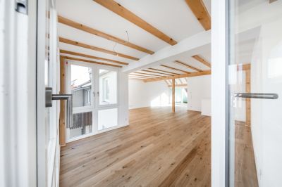 Abbildung: großzügige, helle Räume im Dach der Maisonette-Wohnung