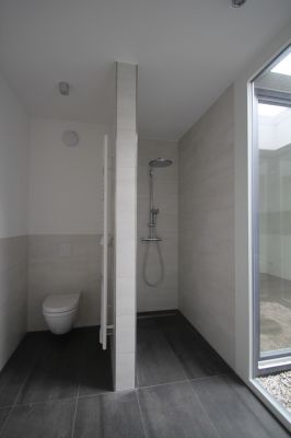 Abbildung: natürliches Licht im Gäste-WC durch ein Atrium