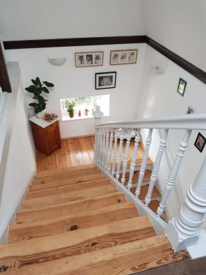 Abbildung: eine alte Treppe zum neuen Glanz erweckt