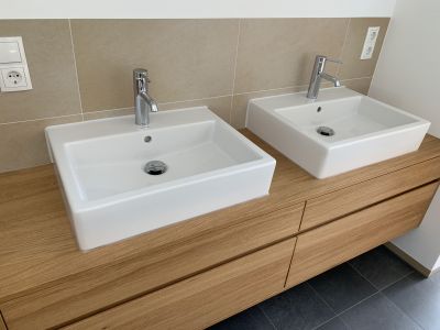 Abbildung: eine Schreinerarbeit mit klarem Design