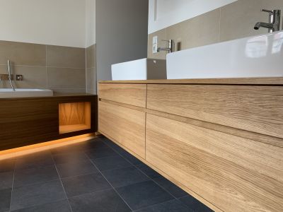 Abbildung: indirekte Beleuchtung im Bad