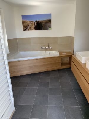 Abbildung: die Badewanne Paiova und Badezimmermöbel aus Eichenholz