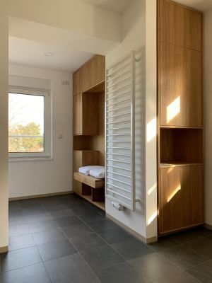 Abbildung: das Masterbad in warmen Farben