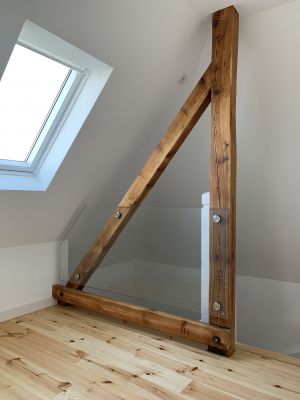 Abbildung: ein Windbock in Kombination mit Glas als Geländer