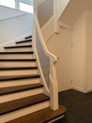 Abbildung: eine aufgearbeitete Holzwangentreppe