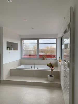 Abbildung: eine Badewanne mit Seeblick