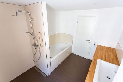 Abbildung: klare Linien und Kontraste im Bad