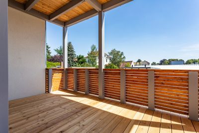 Abbildung: eine Balkonanlage in attraktiver Holzbauweise