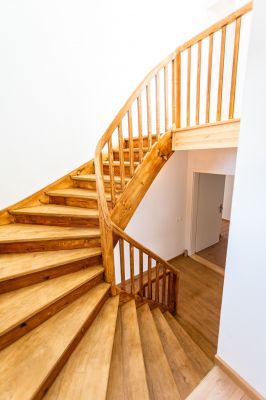 Abbildung: eine alte Treppe im neuen Glanz